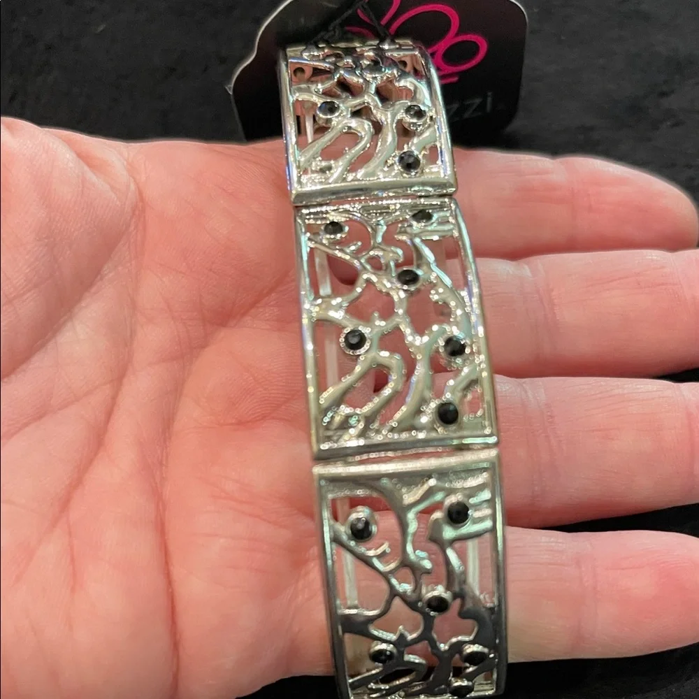 *FREE W/ PURCHASE OF 2+ ITEMS, JUST ADD TO YOUR BUNDLE* Paparazzi Bracelet